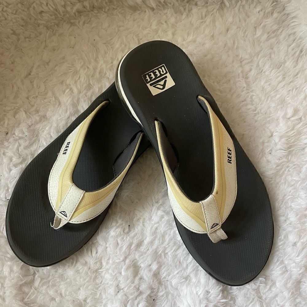 Reef yellow and white thong sandals water friendly synthetic strap size …